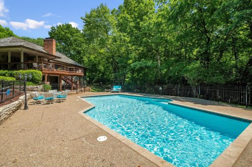 13592 Royal Glen Dr, Saint Louis MO 63131-1029 exterior