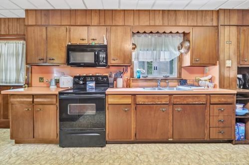 31 Chatham Ave, Milford CT 06460-5627 exterior