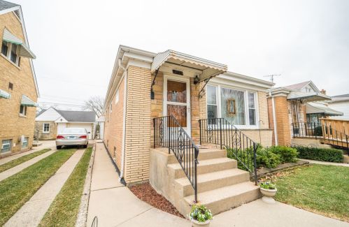 6923 Balmoral Ave, Chicago, IL 60656-2007