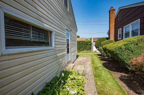 22 Darewood Ln, Valley Stream NY 11581-2408 exterior