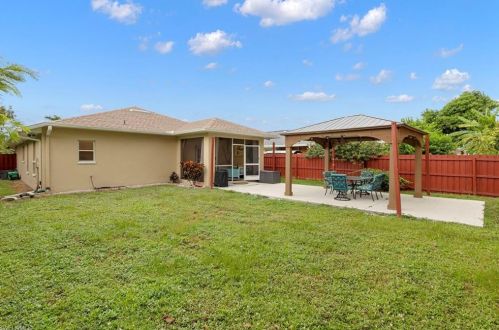 865 105 Ave, Naples FL 34108-1838 exterior