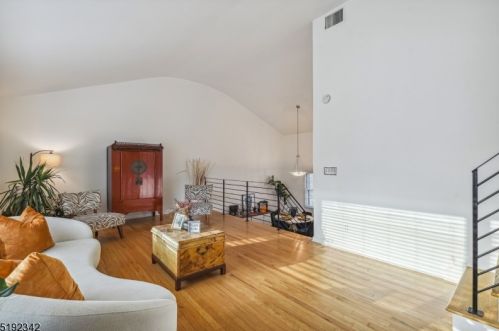 37 Conforti Ave, Town Center NJ  07052-2824 exterior