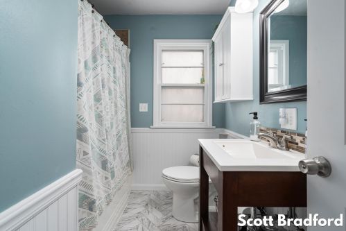 1317 Northlawn St, Grand Rapids MI 49505-3867 exterior