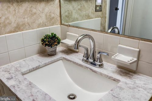 407 Valleybrook Dr, Lancaster PA 17601-4612 exterior