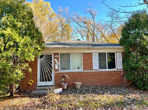7518 Hazelton St, Dearborn Heights, MI 48127-1544