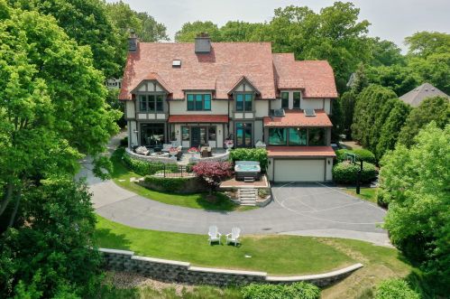 5486 Lake Dr, Milwaukee, WI 53217-5374