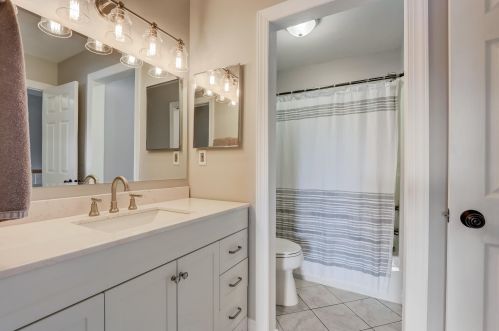 5592 27, Milwaukee WI 53221-4106 exterior