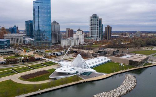 923 Kilbourn Ave, Milwaukee WI 53202-3421 exterior