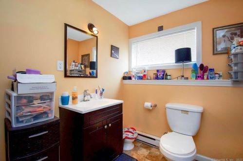 51 Berrios Hl Rd, Windsor CT 06095-1003 exterior