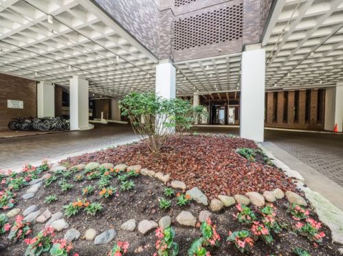 6033 Sheridan Rd, Chicago IL  60660-3037 exterior