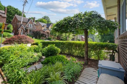 5455 Bartlett St, Pittsburgh, PA 15217-1527