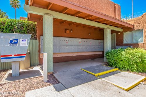 2950 Alvernon Way, Tucson AZ  85712-1458 exterior