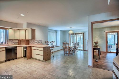 409 Dart Dr, Hanover PA 17331-1327 exterior