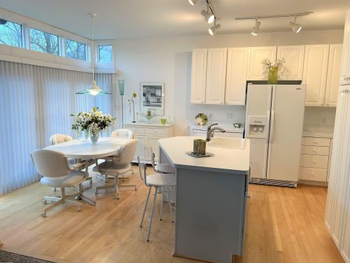 2239 Crystal Dr, Rochester, MI 48309-3755