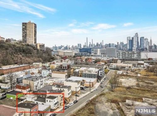 76 St, Union City NJ 07086-6629 exterior