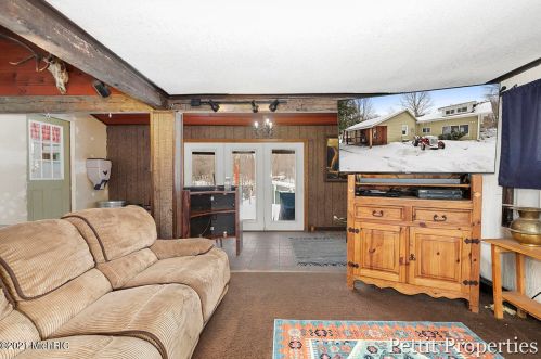 10049 Cressey Rd, Plainwell MI 49080-9044 exterior