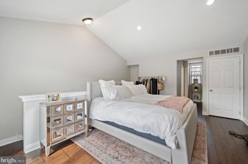 202 Admirals Way, Philadelphia PA 19146-5213 exterior