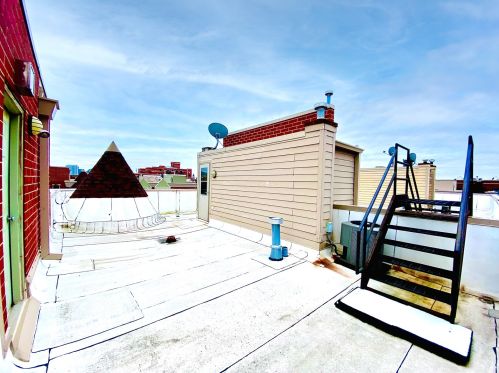 723 Blackhawk St, Chicago IL 60610-1170 exterior