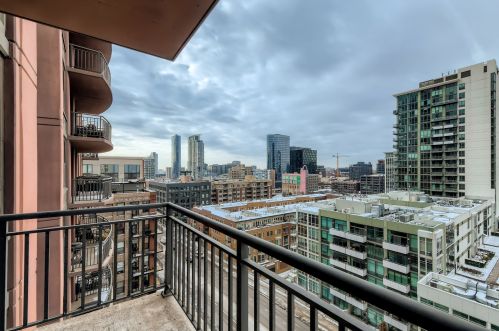 330 Jefferson St, Chicago IL 60661-1105 exterior