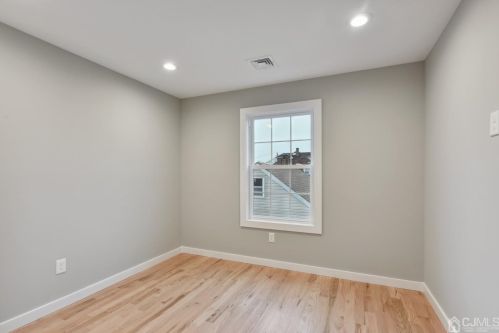 13 Albany St, Edison NJ  08837-3223 exterior