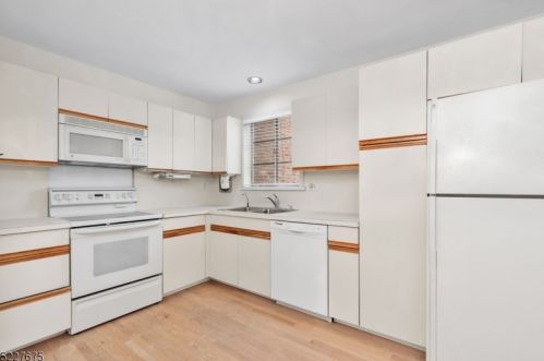 29 Troy Dr, Springfield NJ 07081-2060 exterior