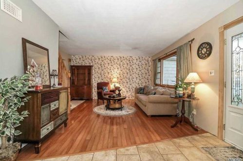 9 Laurel Ln, Commack NY 11725-4110 exterior