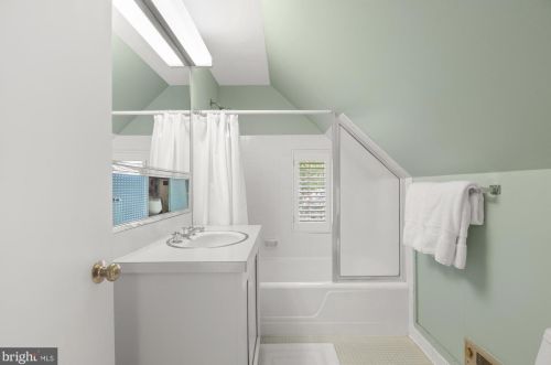 5103 Duvall Dr, Bethesda MD 20816-1871 exterior