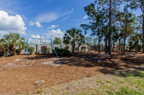 132 Stanhope Cir, Naples FL 34104-0807 exterior