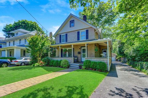 98 Carll Ave, Babylon, NY 11702-3403