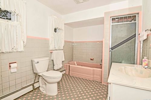 273 Essex St, Babylon NY 11704-2108 exterior