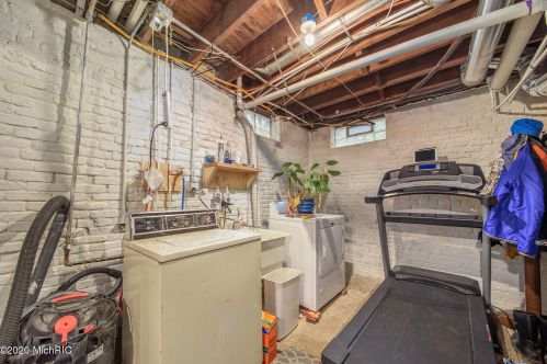 2243 Paris Ave, Grand Rapids MI 49505-4152 exterior