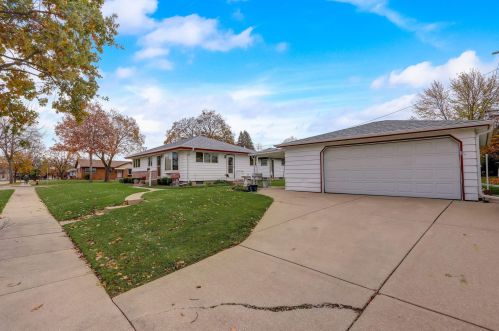 7501 Honey Crk Dr, Milwaukee WI 53221-4062 exterior