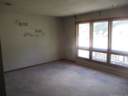 4 Redwood St, Enfield CT 06082-2619 exterior