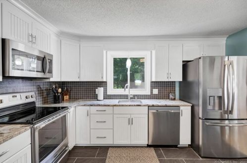 46 Eldridge St, Manchester CT 06040-5500 exterior