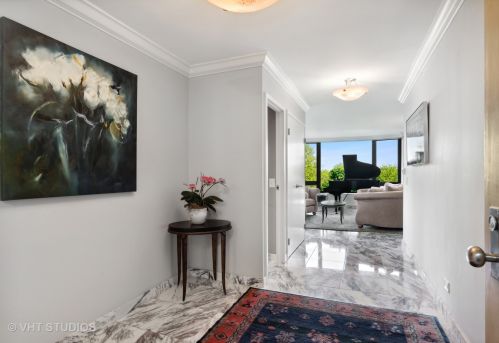 1555 Astor St, Chicago, IL 60610-1673