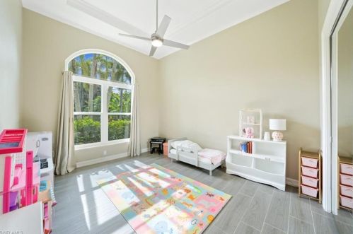 4055 1 Ave, Naples FL 34102-5905 exterior