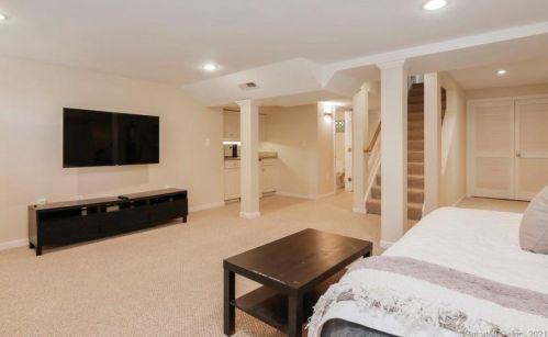 2 Deepwood Dr, Farmington CT 06032-1147 exterior