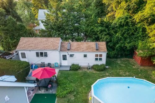 12 Cedarwood Dr, Huntington Station NY 11746-1305 exterior