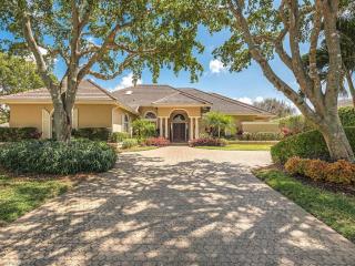 706 Tamarind Ct, Naples, FL 34108-8260