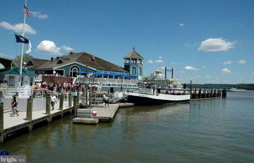 2151 Jamieson Ave, Alexandria VA 22314-5705 exterior