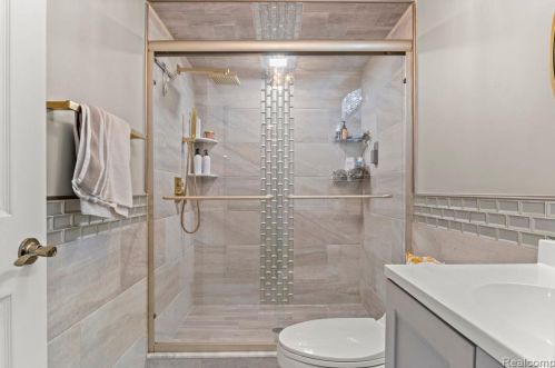 6126 Cambourne Rd, Dearborn Heights MI 48127-3916 exterior