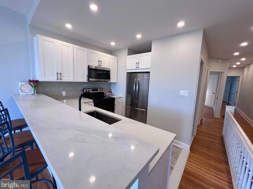 424 56th St, Philadelphia, PA 19143-1323