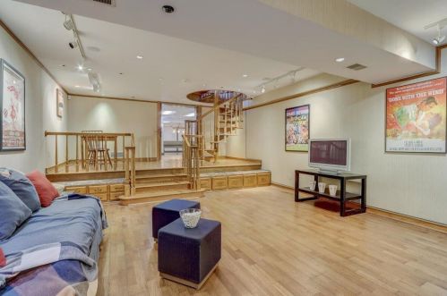 6990 Barnett Ln, Milwaukee WI 53217-3606 exterior