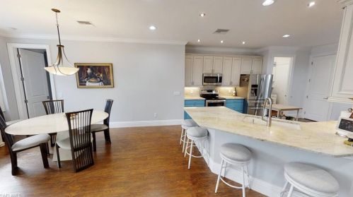 212 Old Tamiami Trl, Naples FL 34110-1142 exterior