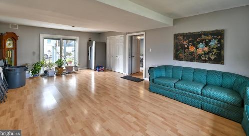 1 Hamilton Lk Dr, Trenton NJ 08619-3437 exterior