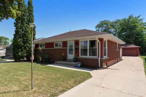 4122 81st St, Milwaukee, WI 53222-1912