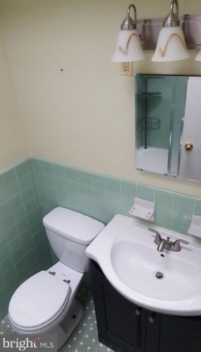 7926 Gilbert St, Philadelphia PA 19150-2506 exterior