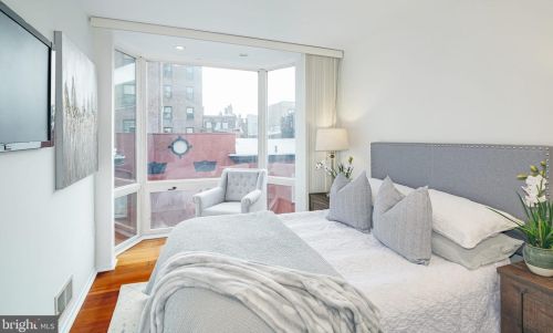 2027 Chancellor St, Philadelphia PA 19103-5604 exterior