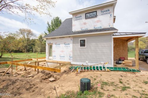 6482 Riverside Rd, Fennville, MI 49408-9611