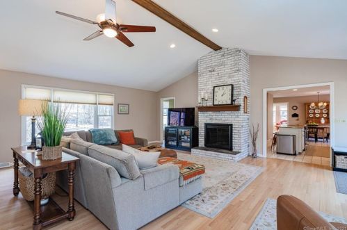 32 Crosswood Rd, Farmington CT 06032-1067 exterior